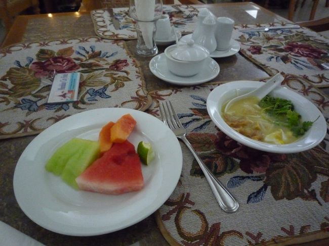 麺もあります。<br />そしてカットフルーツ。