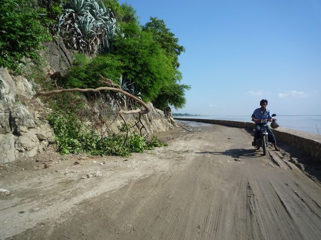 崖が崩れていました。<br />右はエーヤワディー川。