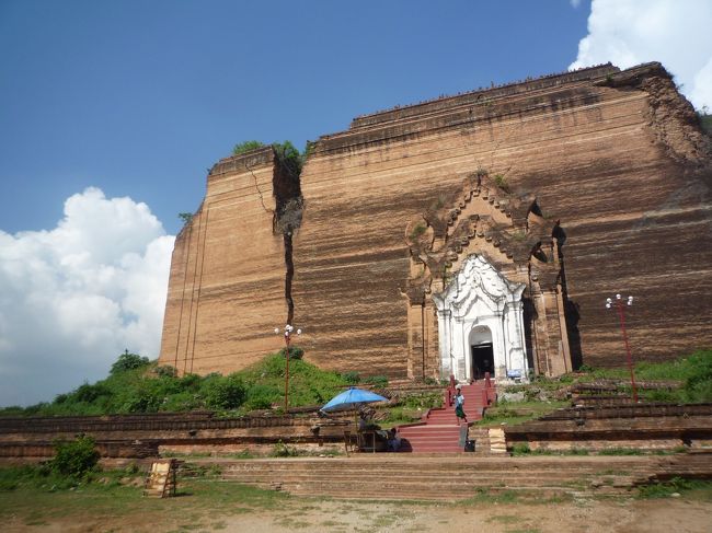 完成していれば土台の部分が一辺７２m、高さ１５０mの仏塔は間違いなく世界一になっていたでしょう。