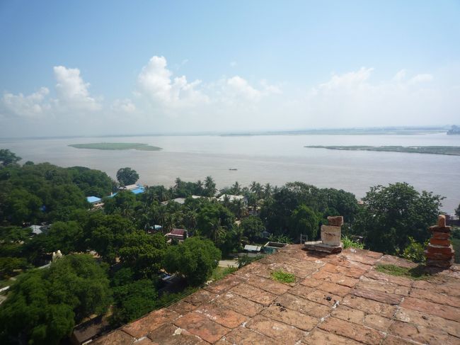 エーヤワディー川を挟んで対岸がマンダレー方面。