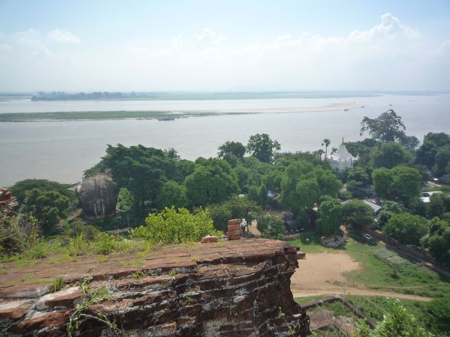 廃墟から望む景色。<br />ライオンのお知りが見えるが、頭は、これも地震の際、川床に折れてしまった。