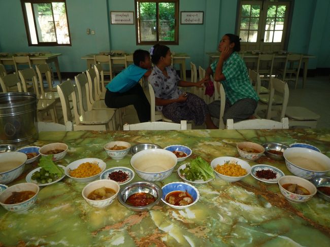 僧院を見学。<br />お昼の準備でしょうか。おいしそうですね。<br />個人的にはオクラがおすすめです。<br />メインの肉類はごらんのように油に浸かっています。