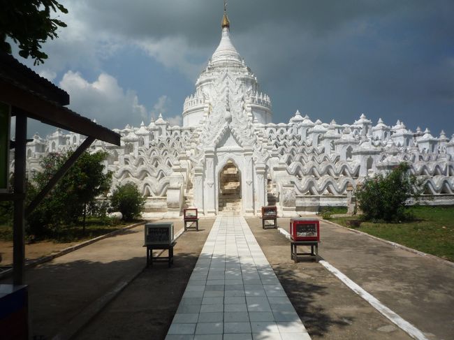 １８１６年に他界した、王様の夫人を偲んで建てさせた仏塔。