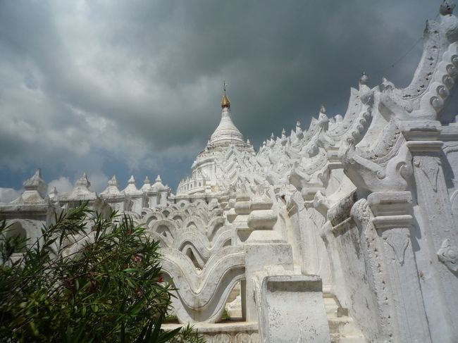 建物のうねりは波を表している。
