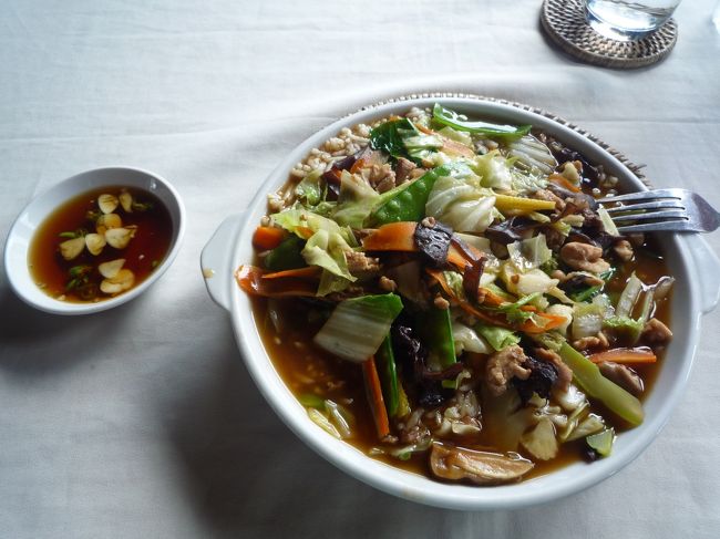 お昼は郊外のレストランへ。<br />野菜ラーメンです。