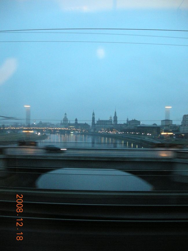 朝６：４５。ライプツィヒ中央駅停車中に目覚める。初めての「東ドイツ」。<br />だが、「西ドイツ」との違いは感じられない。<br />ここから進行方向が変わる。