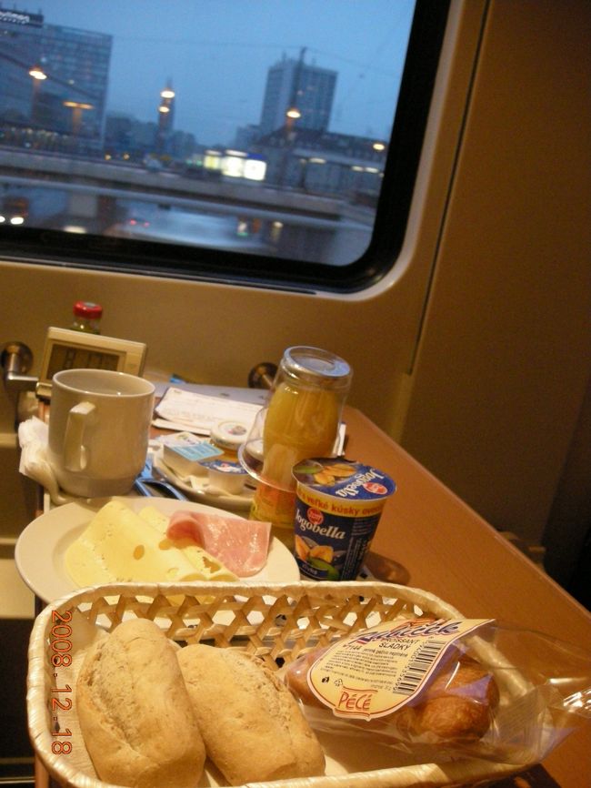 ８：１０ごろドレスデン駅に到着。<br />出発後にシーツが片付けられ、ベッドがいすに変身。朝食が届く。<br />風景をぼんやり眺めながらいただく。