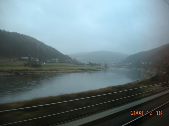 エルベ川が寄り添う。<br />いつのまにかチェコに入っていた。