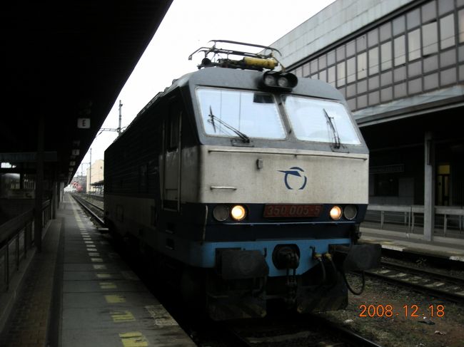 定刻の１０：５２、プラハ中央駅に到着。カレル橋も黄金の小路もプラハ城も見たいし、本場のチェコビールも堪能したいが、滞在時間はわずか４０分。次の列車をおとなしく待つことにした。<br />ホームには無骨ながらもかわいらしいチェコ製の機関車が停まっていた。