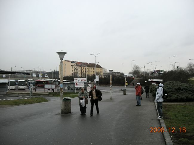 駅前の風景。プラハの雰囲気を少しでも味わいたかったが、甘くなかった。