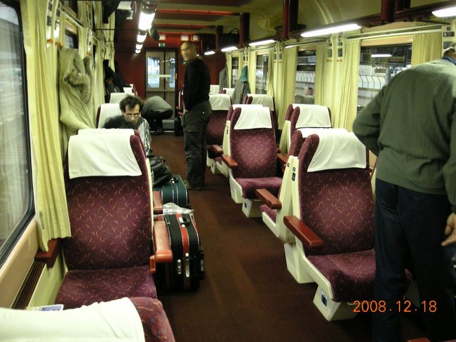 次の列車はプラハ中央駅を１１：３０に出発するＥＣ１７１。１０分ほど遅れて到着。ゆったりしたシート。<br />