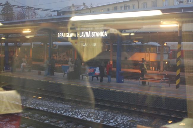 広大な平原が続く。ちょっと退屈し居眠り。１５時を過ぎると暗くなってくる。<br />スロバキアに入ると雪が積もっていた。<br />首都ブラチスラバ。この街も歩いてみたかったが。