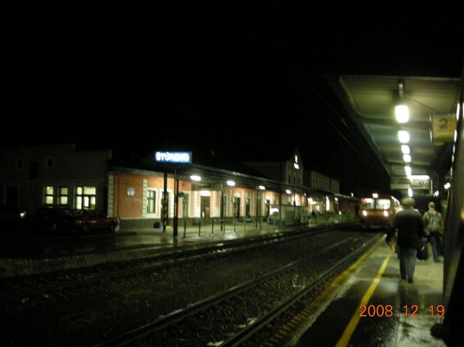 車掌が「この列車はハンガリーには行かない。鉄道がストをしていて、ストロボという国境駅で打ち切り」みたいなことを言っている。バスがあるらしいが、詳しい情報は駅で聞いてほしいとのこと。いやはや。<br /><br />１７：１２着。<br />ここが国境駅。場末のような、さびれたところでやや心細くなる。<br />駅前に出ても、迎えに来た人ばかり。<br />駅員に聞くと、ブダペストへ向かうバスはないとのこと。<br />途方にくれていると、駅員が「あの人タクシーの運転手よ」と教えてくれた。<br />「１０ユーロ」で即決。鉄道で行っても１時間強かかるので、安い。<br />小さなワゴンに乗ると、同じ境遇の旅行者が６人。みんなほっとしたような表情。<br />「渋滞なら１時間１０分ほどかかる」といわれたが、大渋滞で、結局１時間４０分ほどかかりブダペストに着いた。