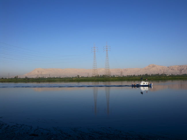 朝、ナイル越しに王家の谷方面を望む