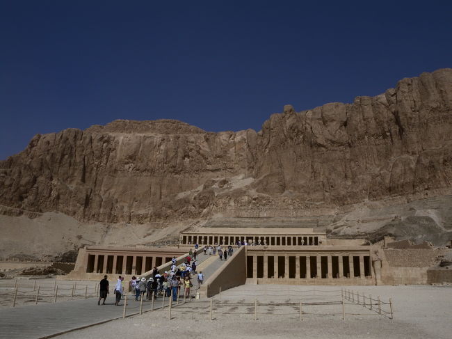 ハトシェプスト女王神祭殿<br />この山の真裏が王家の谷になります．