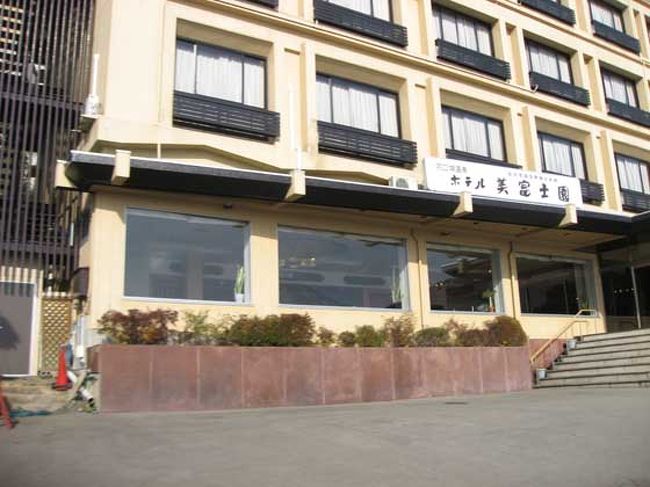 河口湖の周りには、ホテルが沢山。<br />でも、お客さんの入りはイマイチで、寂しいホテルもありました。