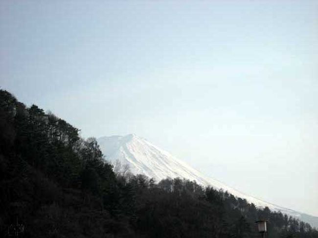 富士山。<br />遠くから見ると綺麗ですね。