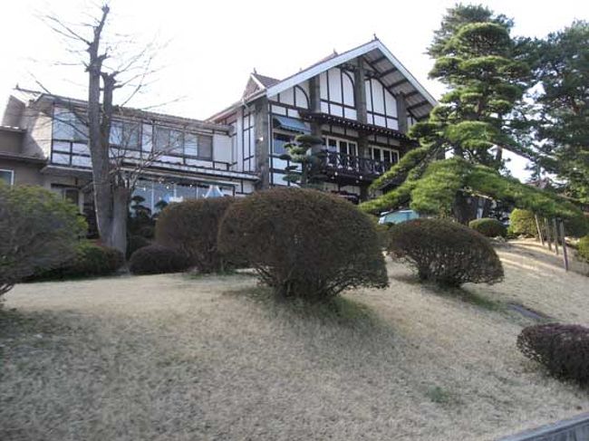 昔っぽいデザインのホテルがありました。<br />河口湖ホテル。<br />クラシカルな建物。<br />湖畔に近く眺めも○。