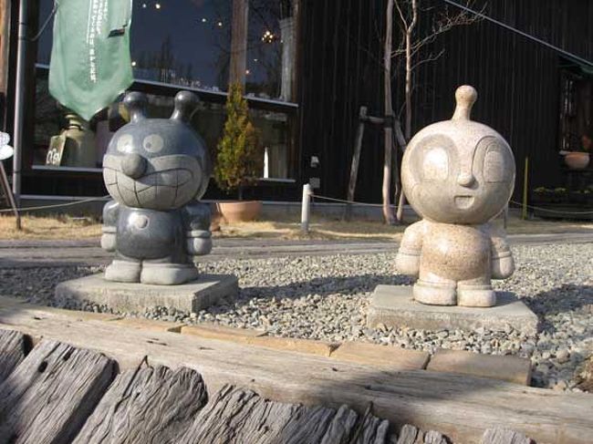 お店の外にはバイキンマン。<br />