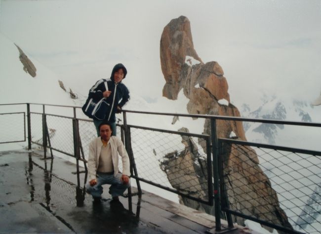 エキューディ・ミディは標高３８４２ｍで積雪があり、平地より２０°以上気温が低いので寒かった。<br />