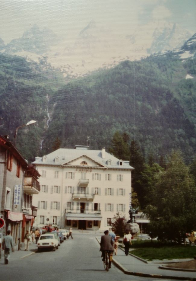 シャモニーの町。<br />スイス特有の雰囲気が漂っている。<br />後背にある中央の山頂が、これから昇るエキューディ・ミディ。<br />