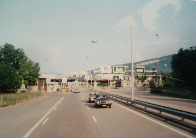 スイスとフランの国境。<br />簡単なパスポート検査があった。<br />現在は国境の検問は無くなってしまったので、懐かしい施設となった。