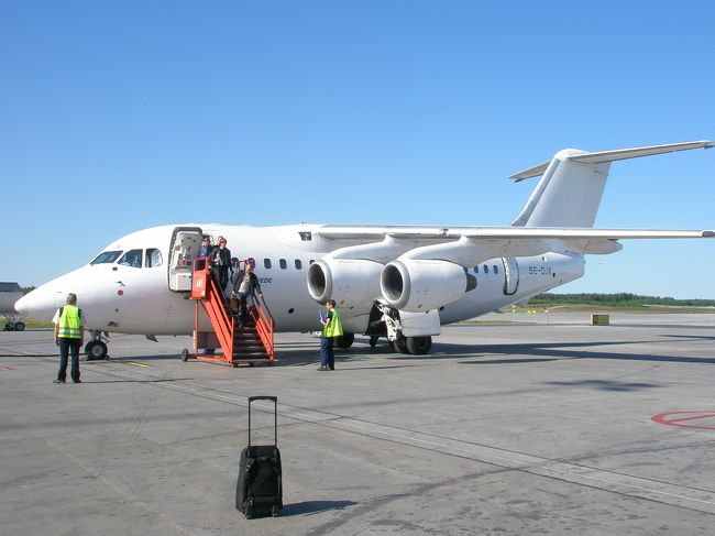 タリン航空にて、タリン空港からストックホルム・アーランダ空港へ向かいます。<br />タリン発16:50、ストックホルム着16:45。<br />タリンとストックホルムの時差は1時間。<br /><br />さぁ、４カ国目到着です<br /><br />しかし、なんて小さな飛行機でしょう！！<br />こんな小さな飛行機は初めて乗りました。<br />しかも国際線で。<br /><br />タリン航空の利用ももちろん初めて。<br />まるでプライベートジェットで到着したＶＩＰみたい？！<br />