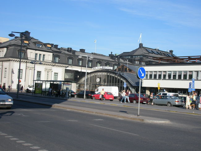 40分で着くはずが渋滞で1時間半くらいかかりました。<br />ストックホルムに着いたのは18時過ぎ。<br /><br />滞在時間があまりない私達には時間がとても大切ですが、<br />それでも北欧の夏は日が長いので助かります。<br />