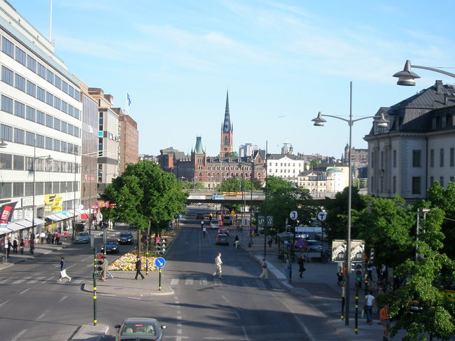 少し歩くと、すぐにストックホルムらしい光景が広がっていました！！<br /><br />思わず「すご〜い！！」とはしゃぎまくる私と友人。<br /><br />これは陸橋の上から。<br /><br />さぁ！「魔女の宅急便」の舞台となったストックホルム観光スタートです<br />
