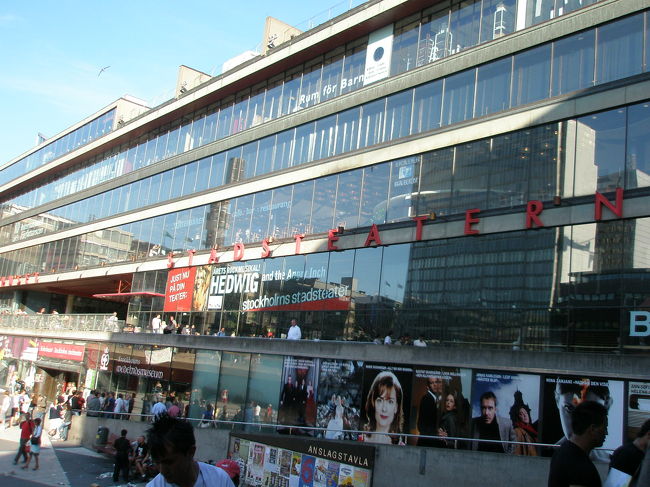 市内中心部を抜けていきます。<br /><br />大きなデパートがありました。<br />