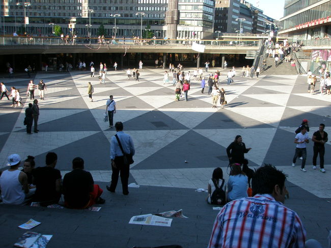その地下は「センゲル広場」といって、地下鉄ともつながっています。<br />