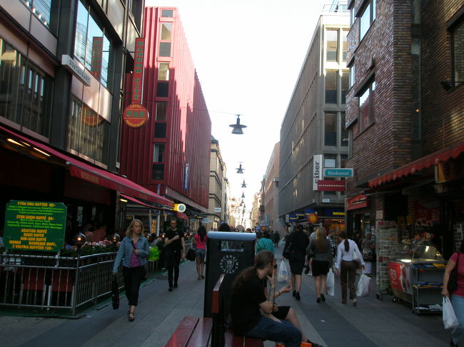 ここから目抜き通り「ドロットニングガータン通り」を歩いていきます。<br /><br />このあたりは世界中の多くの人が集まる場所のようです。<br />人種のるつぼです。<br /><br />他の北欧の首都とは雰囲気がまるで違います。<br />さすが北欧一の国際都市ですね。<br /><br />けど、その分、治安が悪そう・・・。<br />夜は一人じゃとっても歩けなさそうです。<br />