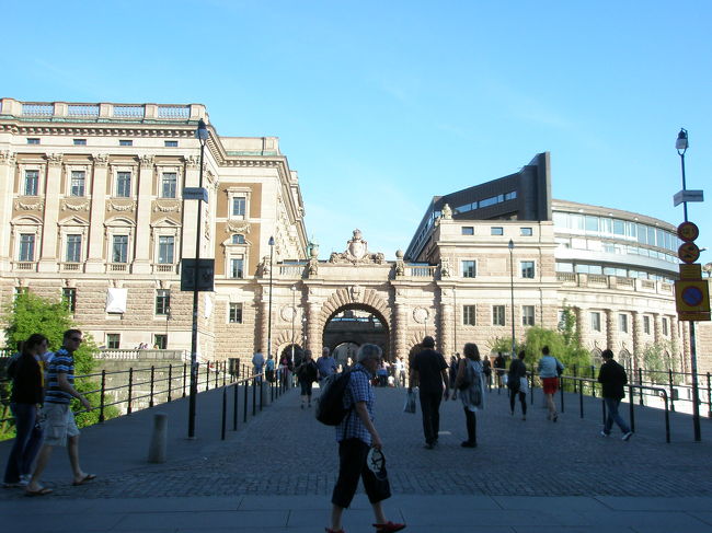 通りをしばらく歩くと、いきなり目の前に大きな建物が！！！<br /><br />ここがガムラスタンの入口のようです。<br />ガムラスタンは、ストックホルム発祥の地・旧市街地です。<br /><br />もともと、ストックホルムは大小あわせて１４の島から成り立っています。<br />島の上に成り立った都市なんです。<br /><br />ゆえに「水の都」と呼ばれています。<br /><br />ガムラスタンには、王宮やストックホルム大聖堂、歴史的建造物が立ち並んでいます。<br />観光のハイライトです。<br />