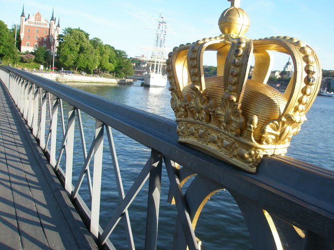 橋の上に王冠が！