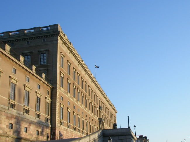 チェックインをしてガムラスタンへ。<br /><br />入ってすぐに、王宮がありました。<br />スウェーデンは王国です。<br />