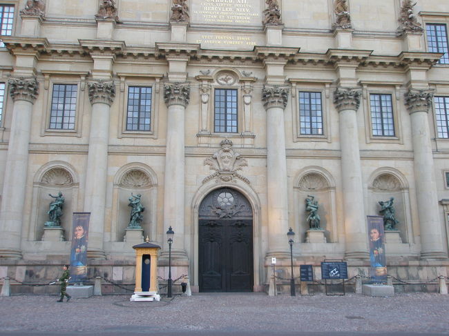 デンマークの王宮は質素でしたが、<br />スウェーデンの王宮はすごく大きくて立派です。<br />