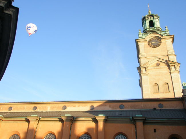 王宮のすぐ近くに「ストックホルム大聖堂」がありました。<br />これがストックホルム最古の教会。1279年の建造です。<br /><br />長い間、国王や女王の結婚式、戴冠式などの儀式が行われてきた教会です。<br /><br />上空には気球船が見えますよ〜。<br />空の上からガムラスタンを見れるなんてうらやましい。まさに「魔女の宅急便」ですね。<br />