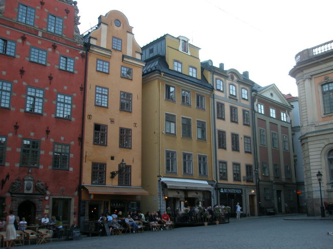 ガムラスタンの中には歴史的建造物だけでなく、<br />レストランやカフェもたくさんあります。<br /><br />観光客や地元の人々でとても賑わっていました。