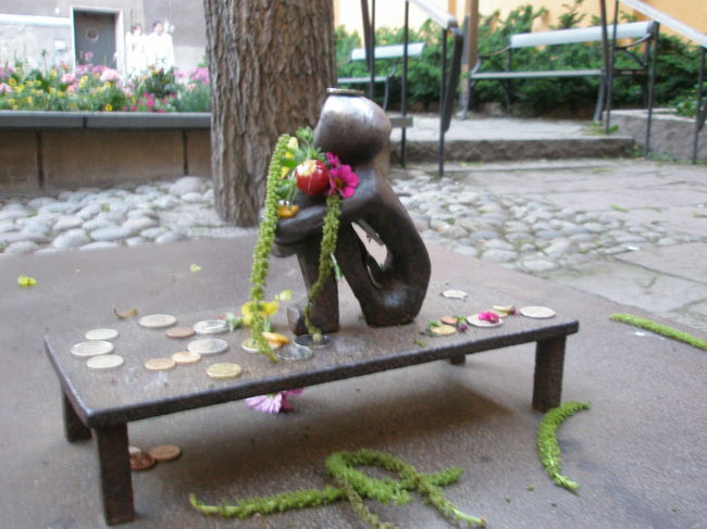フィンランド教会の裏庭には、「アイアン・ボーイ」と呼ばれる小さな像があります。<br />体育座りをしているこの銅像は、14センチですって！<br /><br />たくさんの人がコインやら何やら置いていったりしています。