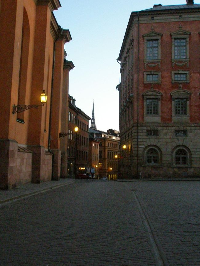 いくら明るいとはいえ、夜遅くに町をうろつくのは危険です。<br /><br />ホテルに戻ることにします。