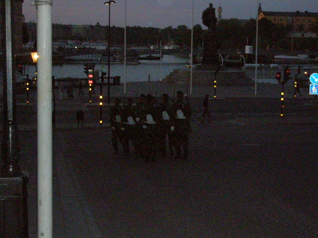 衛兵さんはまだお仕事なのかなー？