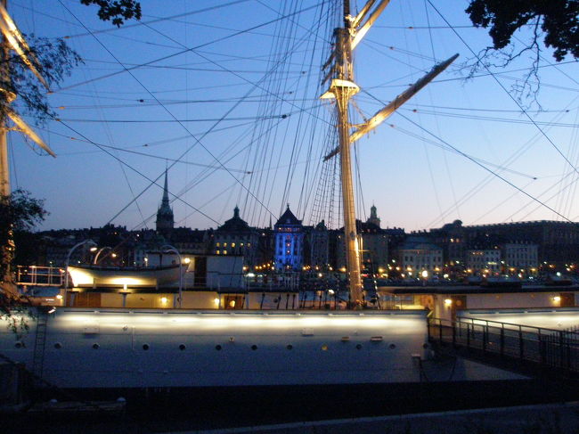 そして、こんな夕暮れはずっと続いていました。<br /><br />ホテルの部屋から夜１２時に外を見たときも、まだ明るかったんですよ。<br />