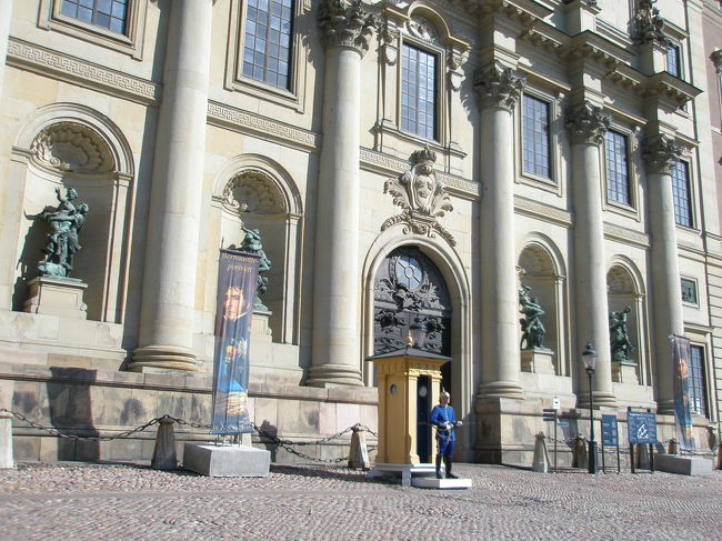 昨日ガムラスタンに行った時はすでに夕方で、教会もどこも閉まっていました。<br /><br />なので今日もガムラスタンへ。<br /><br />