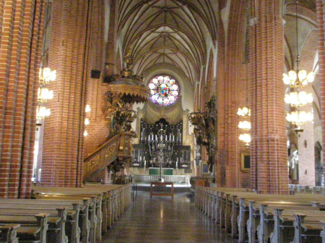 教会の中はこんな感じです。