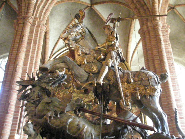 「セント・ジョージと龍」の木彫り。