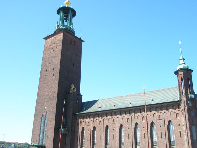 ストックホルム中央駅すぐ近くにある市庁舎に着きました。この市庁舎は単なる市庁舎ではありません。<br />ノーベル賞受賞パーティーの晩餐会会場「黄金の間」があるのです！！！<br /><br />その「黄金の間」も見学できるのですが、「市庁舎ツアー」に申込まねば見学できないのです。<br /><br />市庁舎ツアー開始は11時。間に合った〜！！<br /><br />複数言語のツアーの中から選べるのですが、さすがに日本語ツアーはありません。<br /><br />私達は英語ツアーに申し込みました。英語での説明、大丈夫かしら？<br />