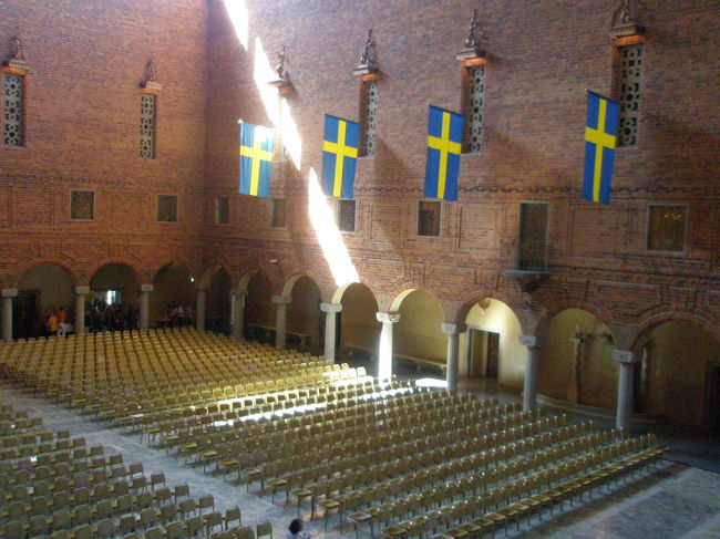 まずは「ブルーホールの大広間」です。<br />この広間の高い窓からは青空の自然光が入るように設計されてブルーホールとなったといいます。<br />毎年12月10日には、この広間で1000人以上の人々が集まり、ノーベル賞の晩餐会が開かれるます。<br />