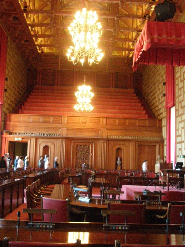 次に、ストックホルム「市議会の議場」です。<br />市議会議員は別に本職を持っているので、仕事を終えたあとの夜間に市議会が開催されるとのことです。<br />それにしても豪華な部屋ですね。<br />