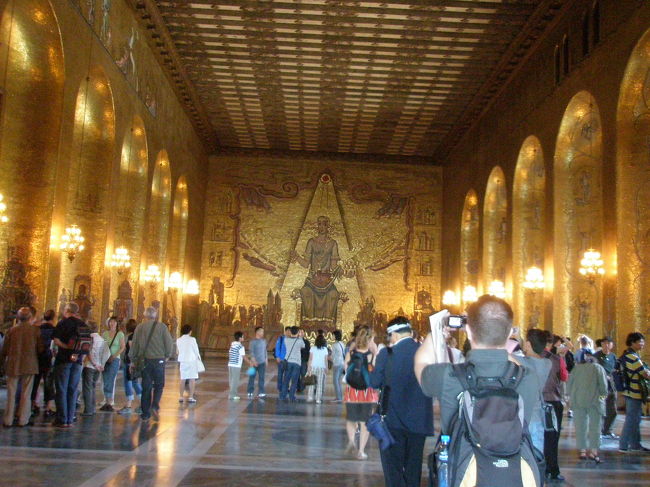 「黄金の間」です！見てください、この輝き！！！<br /><br />「黄金の間」はなぜそう呼ばれているのか？<br />この部屋は本当に金でできているんです。<br /><br />1900万枚の金箔のモザイクで壁が飾られていて、豪華絢爛そのものです。<br />ノーベル賞授賞パーティーの舞踏会の会場になるのだそうです。<br /><br />