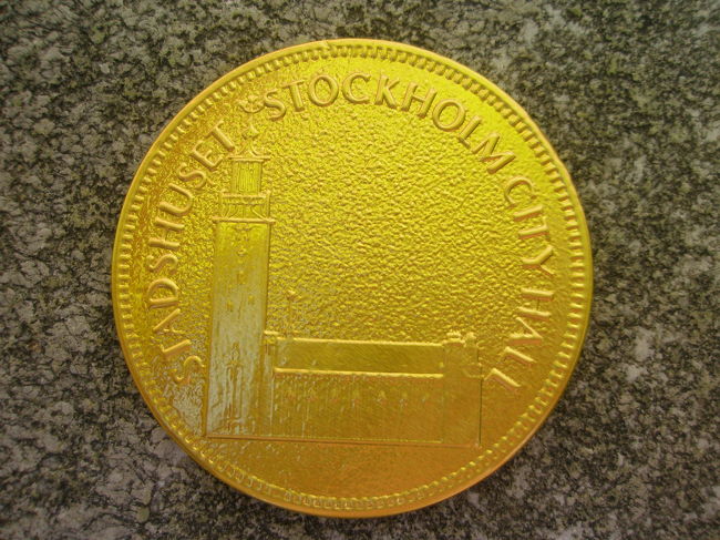 売店では、ノーベル賞晩餐会の出されるチョコレートを販売していたので買ってみました。<br />